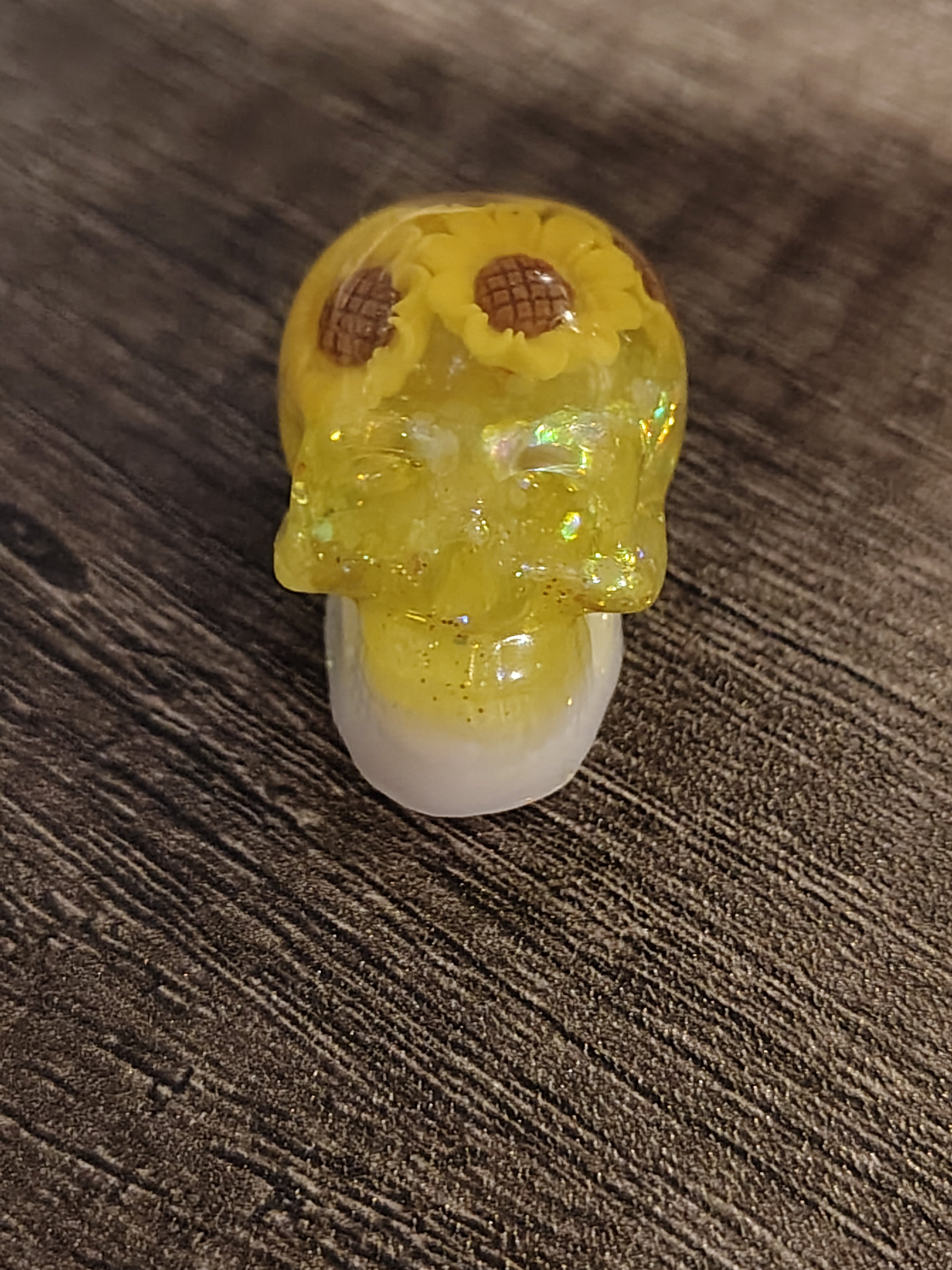 Yellow resin mini skull with sunflower charms and gold glitter - front view