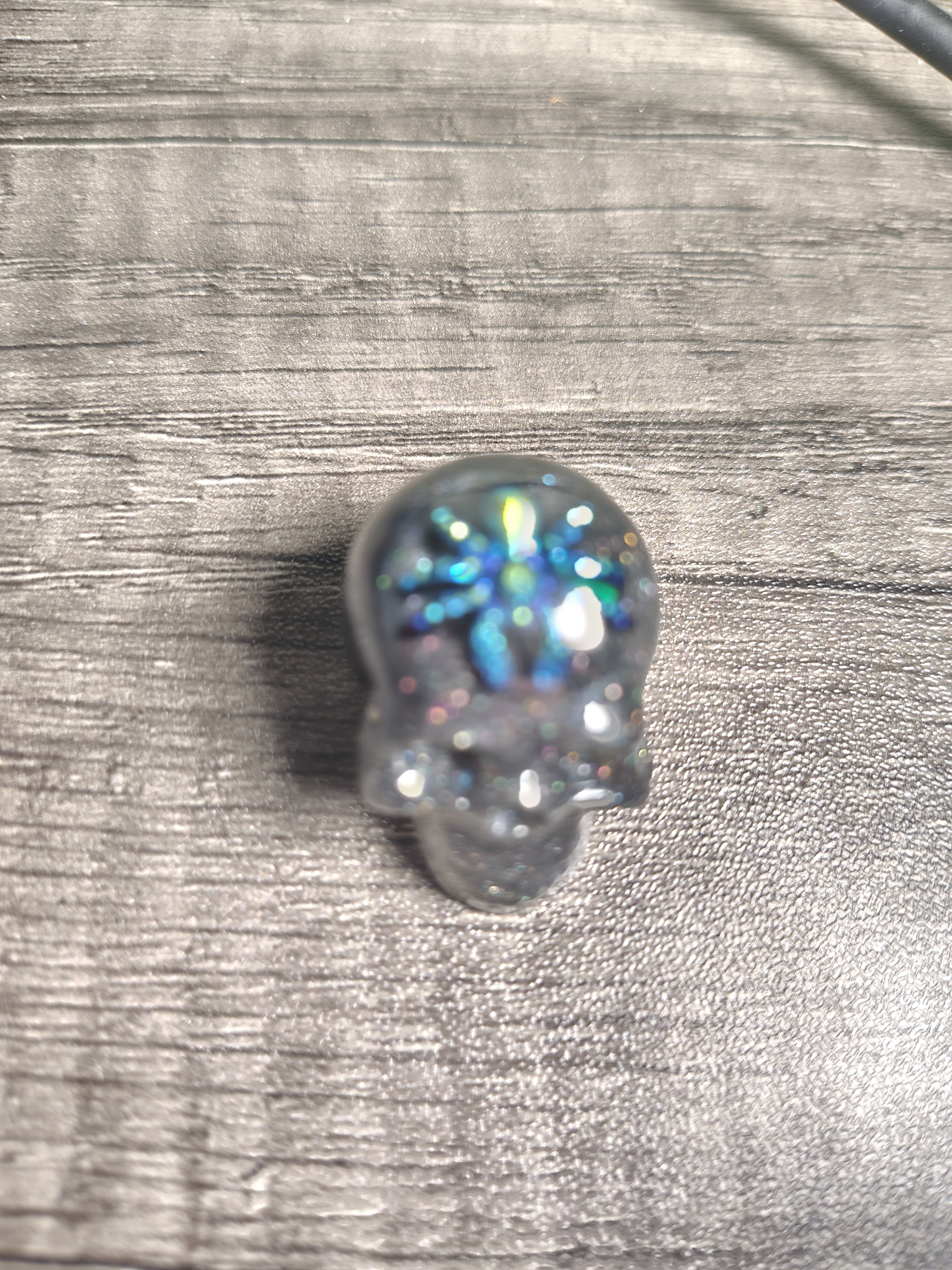 Black iridescent glitter mini skull with spider - side view