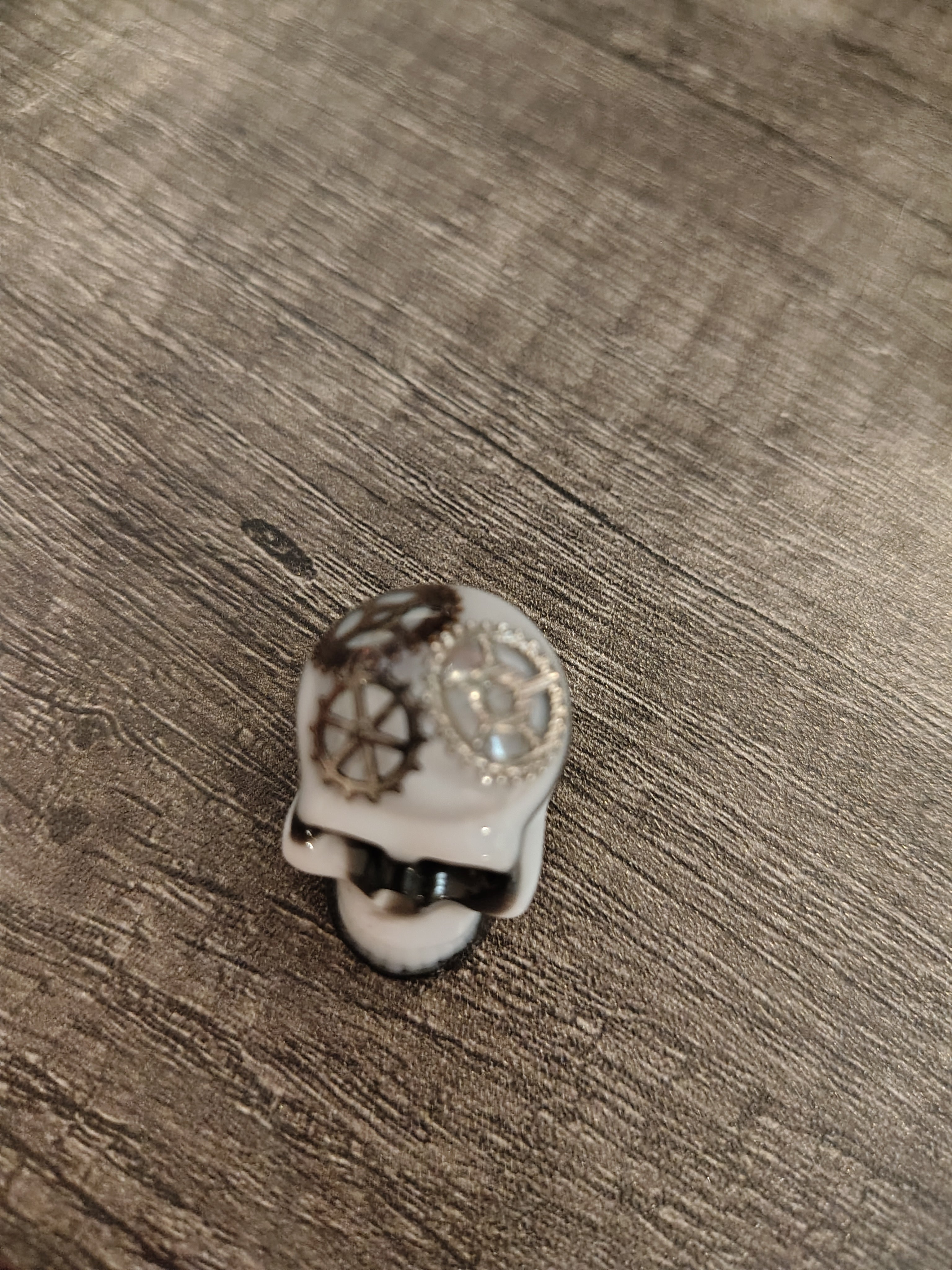 Black and white steampunk mini skull - top view showing gear detail